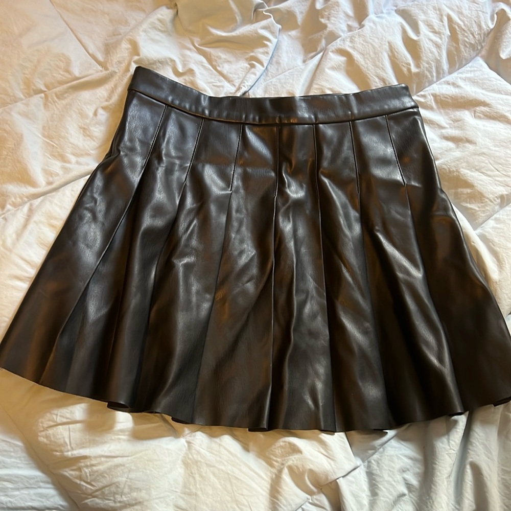 Small garage pleated skirt